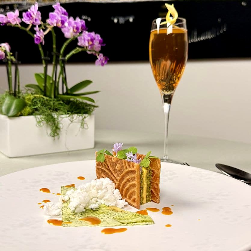 Un piatto dell'Enoteca Pinchiorri con un calice di Bergamatta